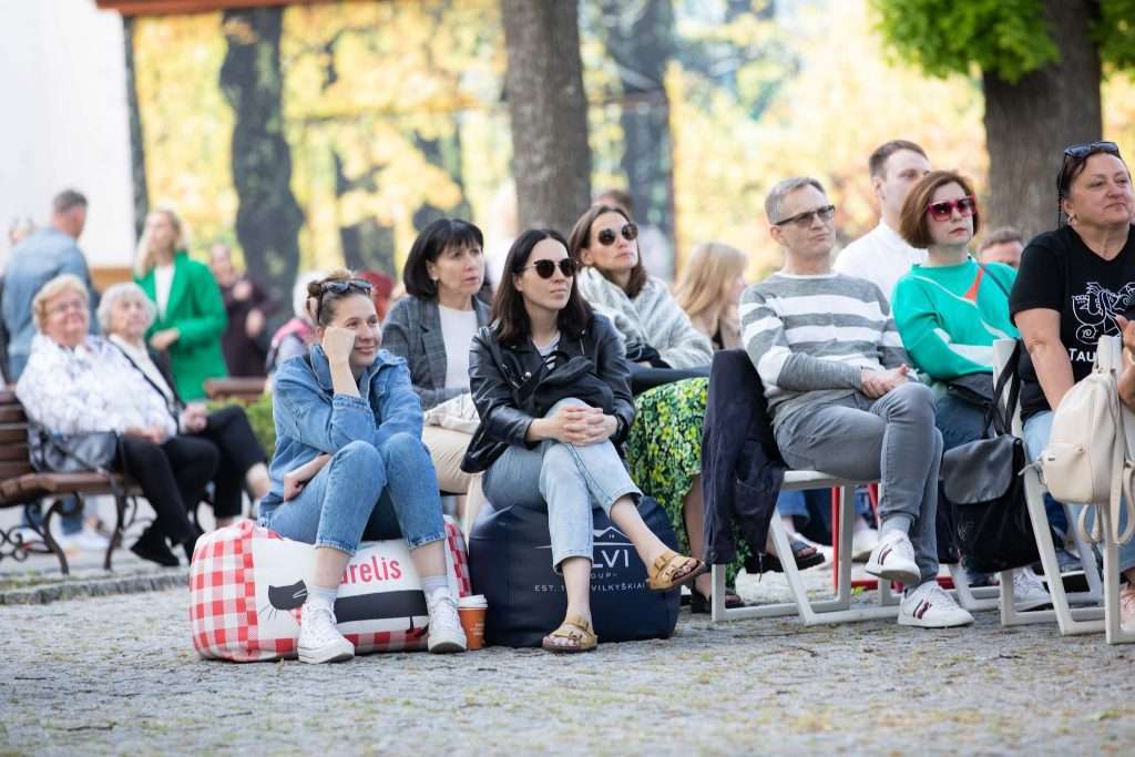 Žmonės stebi pasirodymą Pilies kiemelyje