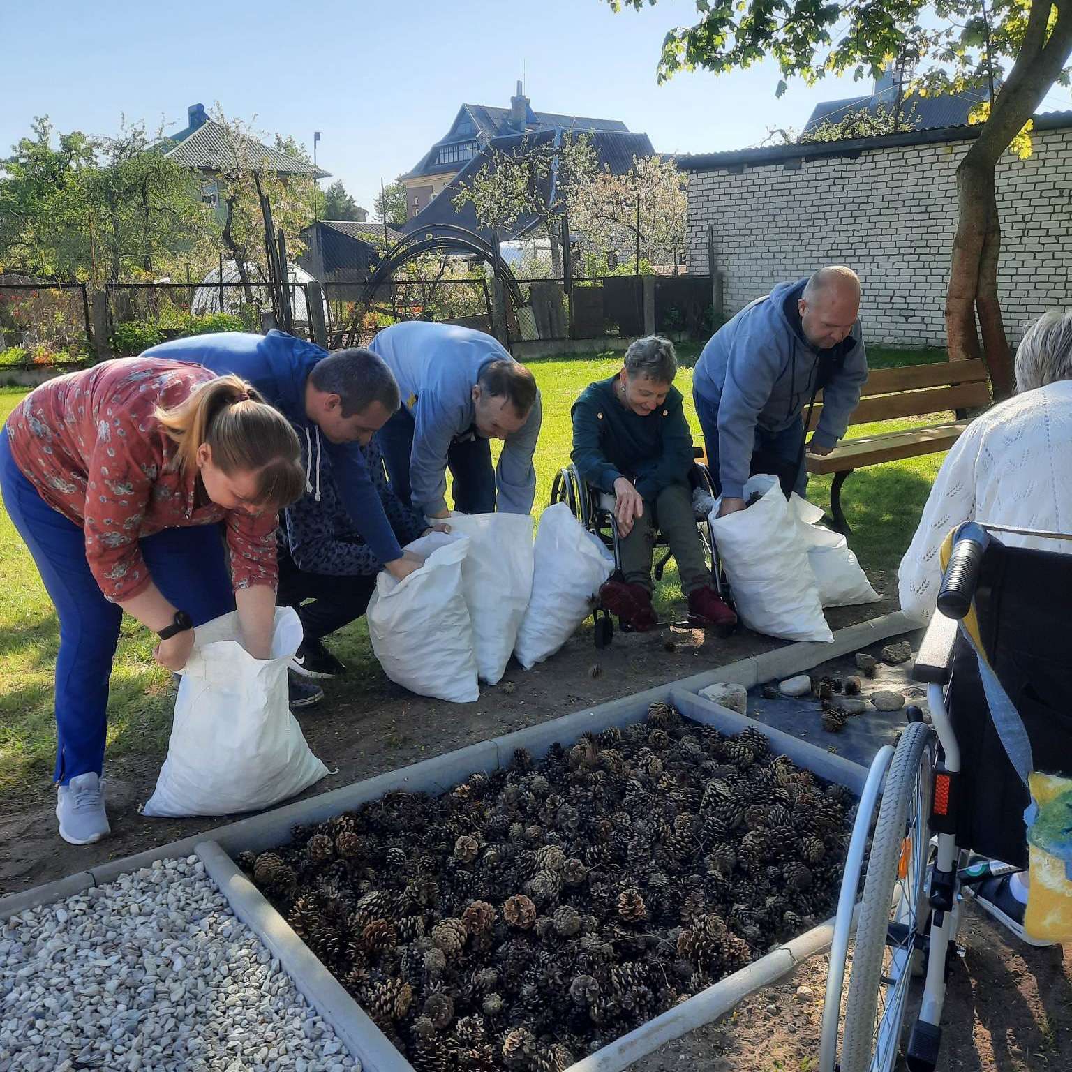 Neįgalieji prisideda prie Bendrystės kiemelio Tauragės šeimos gerovės centre įrengimo