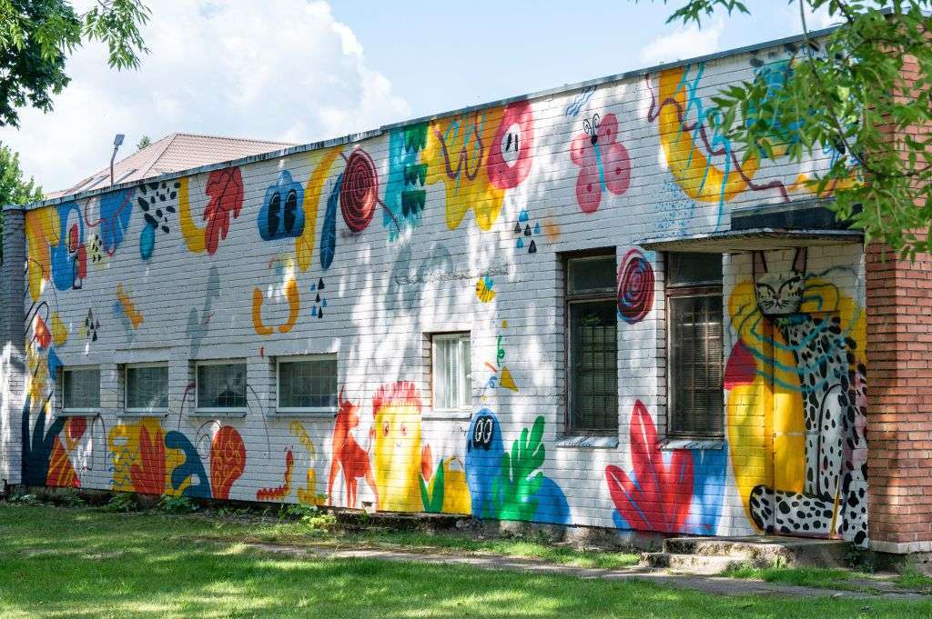 Grafitti prie vaikų žaidimo aikštelės