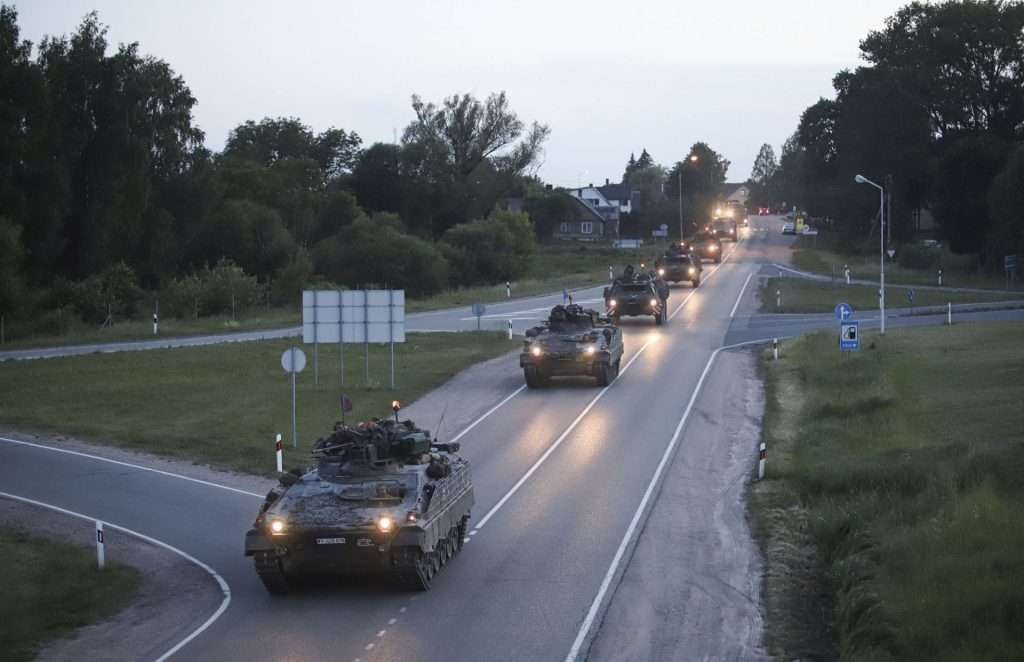 Karinė technika juda gatve