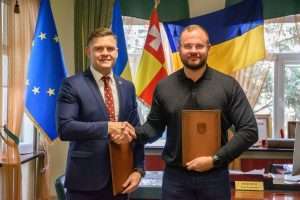 Tauragės ir Lucko miestų merai po bendradarbiavimo sutarties pasirašymo