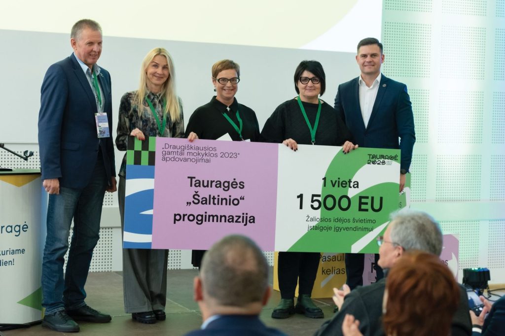 Draugiškiausios gamtai mokyklos apdovanojimas Tauragės „Šaltinio“ progimnazijai