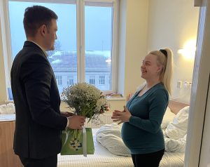 Tauragės rajono meras Dovydas Kaminskas sveikina pirmojo 2024 metų naujagimio mamą
