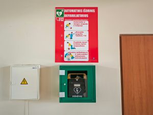 Automatinis defibriliatorius ugdymo įstaigoje ant sienos
