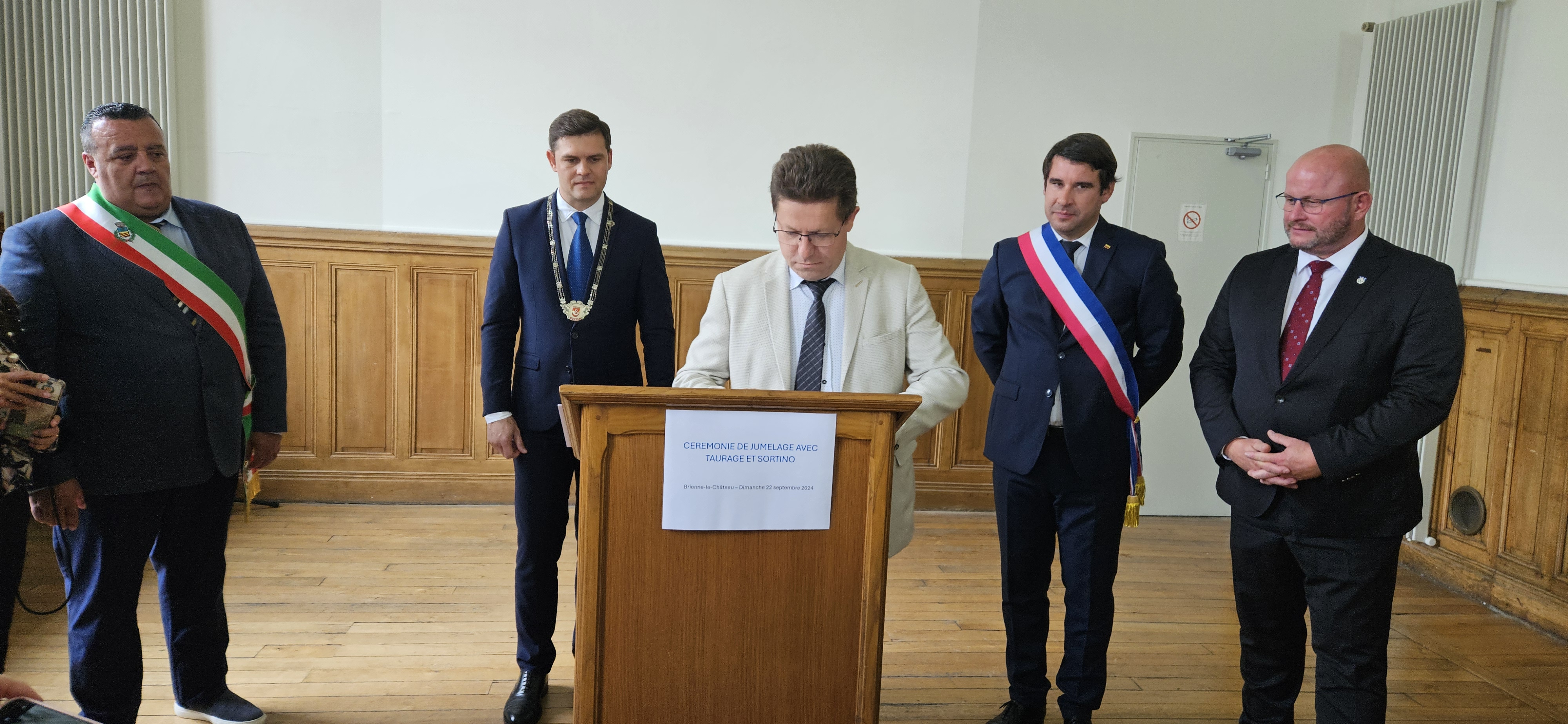 Sutarties pasirašymas su Brienne le Chateau 2