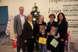 Savivaldybės atstovai sveikina moksleivę K. Savickaitę