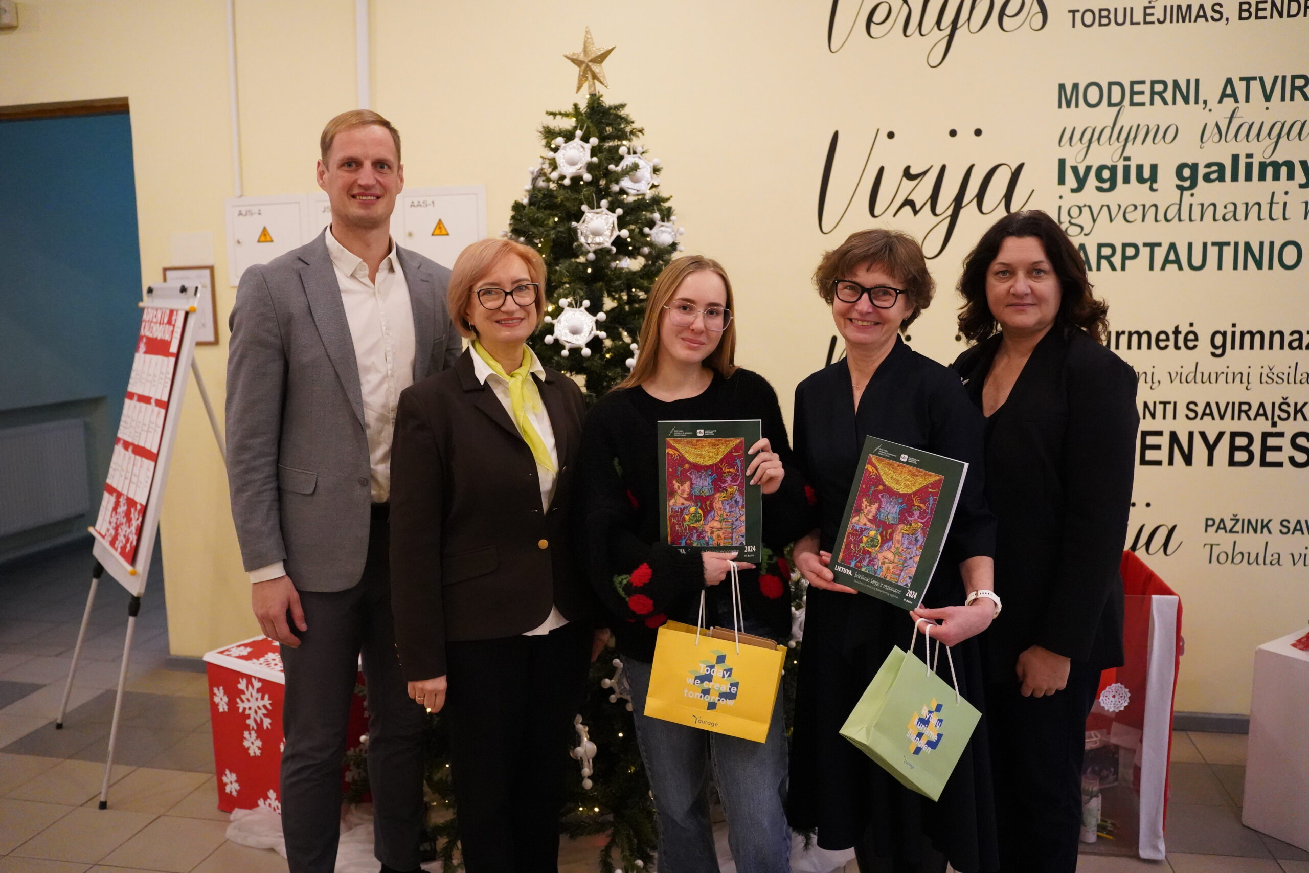 Savivaldybės atstovai sveikina moksleivę K. Savickaitę