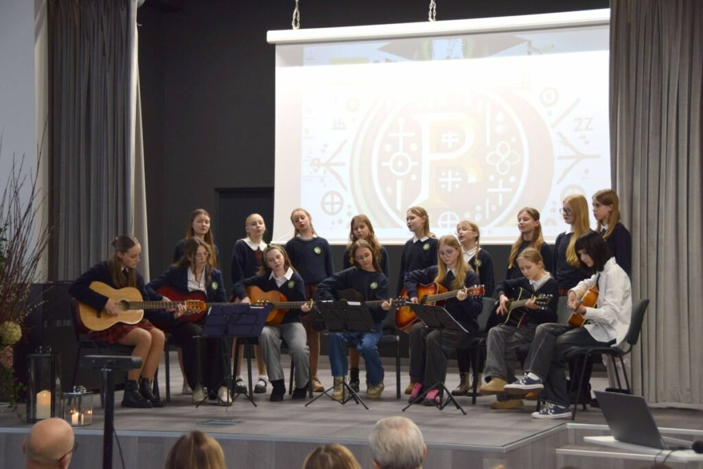 Mokiniai atlieka muzikinį pasirodymą