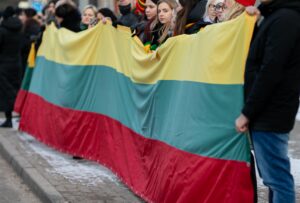 Minint sausio 13-ąją laikoma valstybinė vėliava