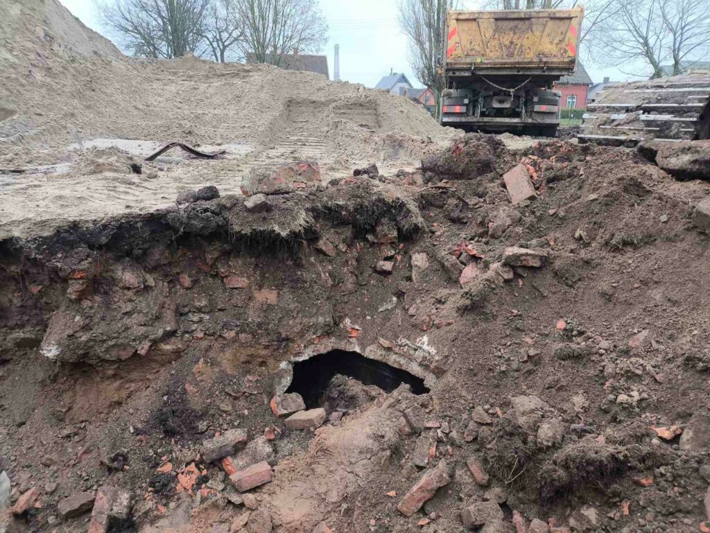 Jovarų pagrindinės mokyklos stadione aptikta buvusios lentpjūvės rūsio anga