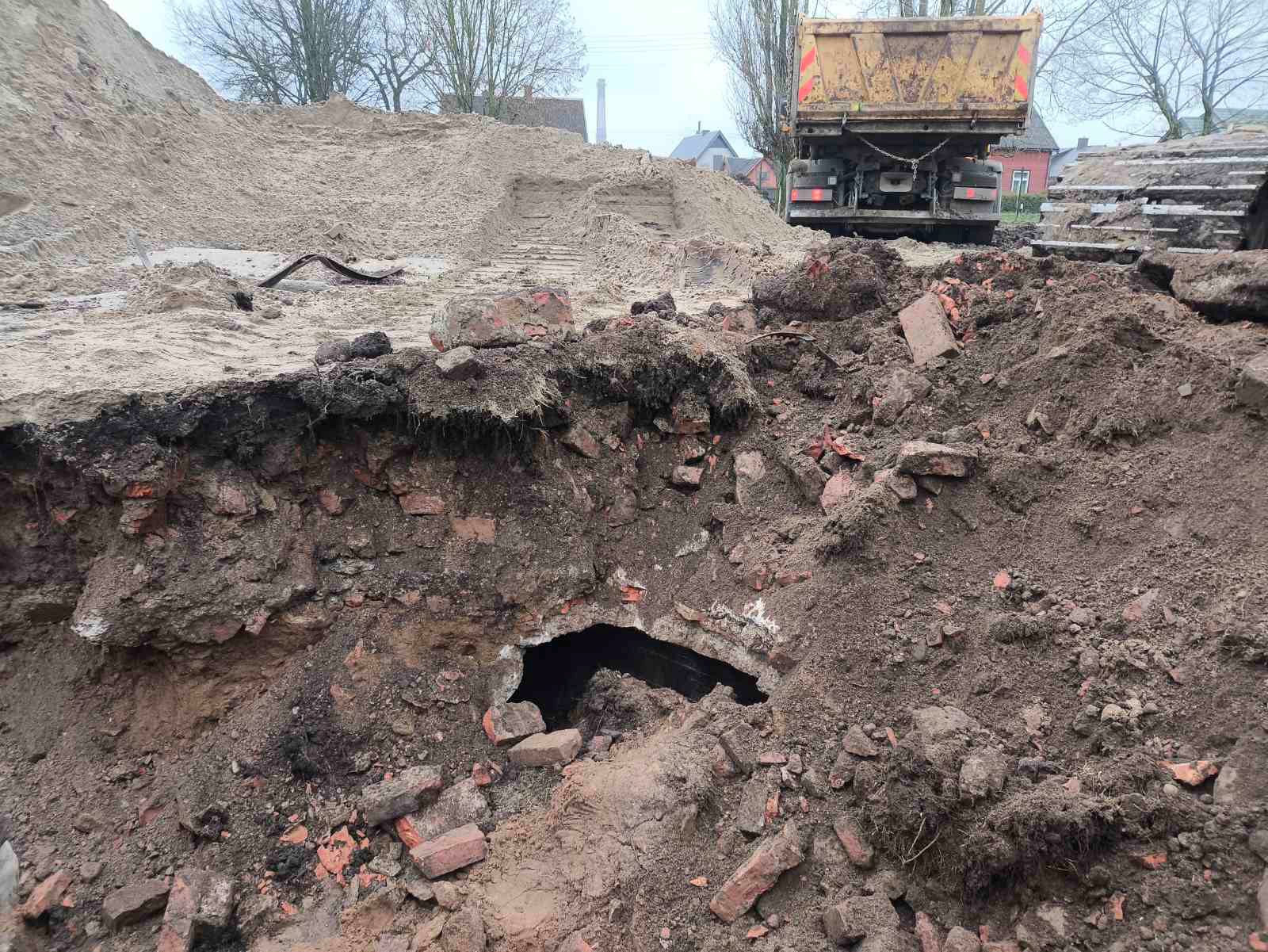 Jovarų pagrindinės mokyklos stadione aptikta buvusios lentpjūvės rūsio anga