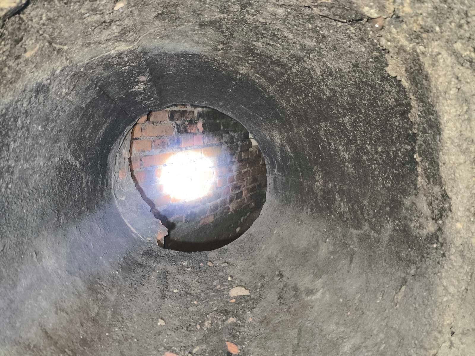 Jovarų pagrindinės mokyklos stadione aptikta buvusios lentpjūvės rūsio anga