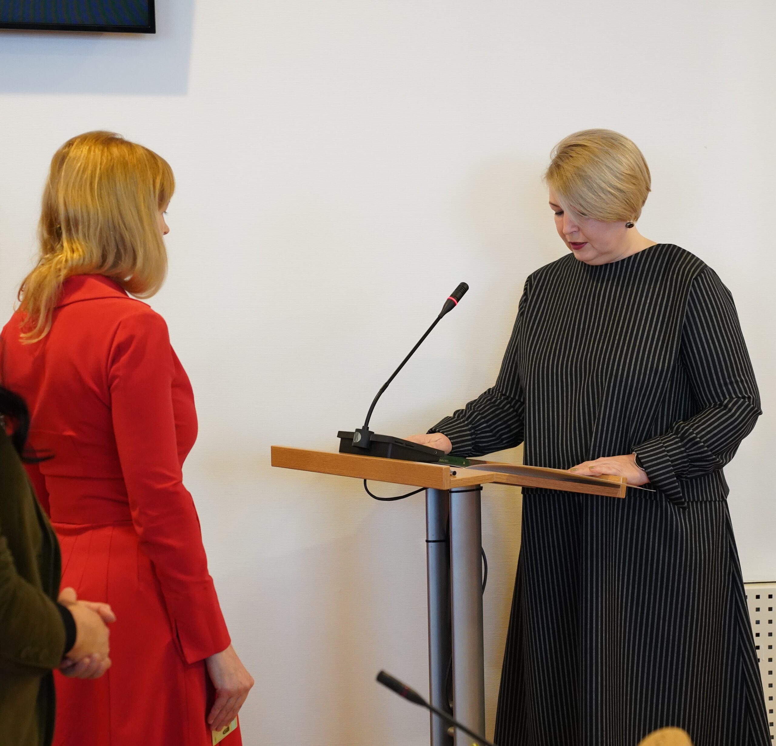 Tarybos nario priesaiką skaito nauja Tarybos narė Sonata Jurgilienė