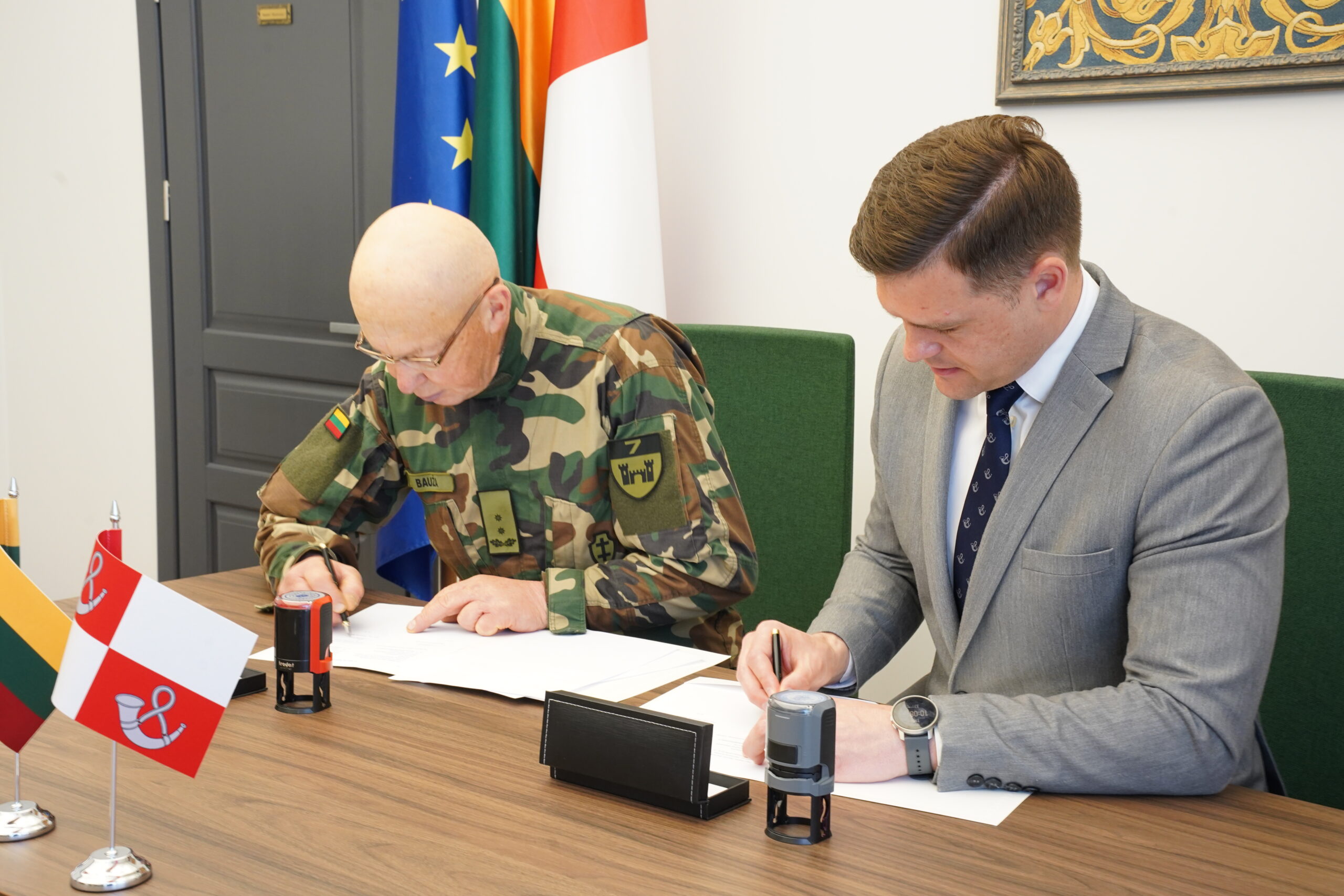 Tauragės rajono savivaldybės meras Dovydas Kaminskas ir rinktinės vadas ats. mjr. Kęstutis Bauža, pasirašė bendradarbiavimo sutartį