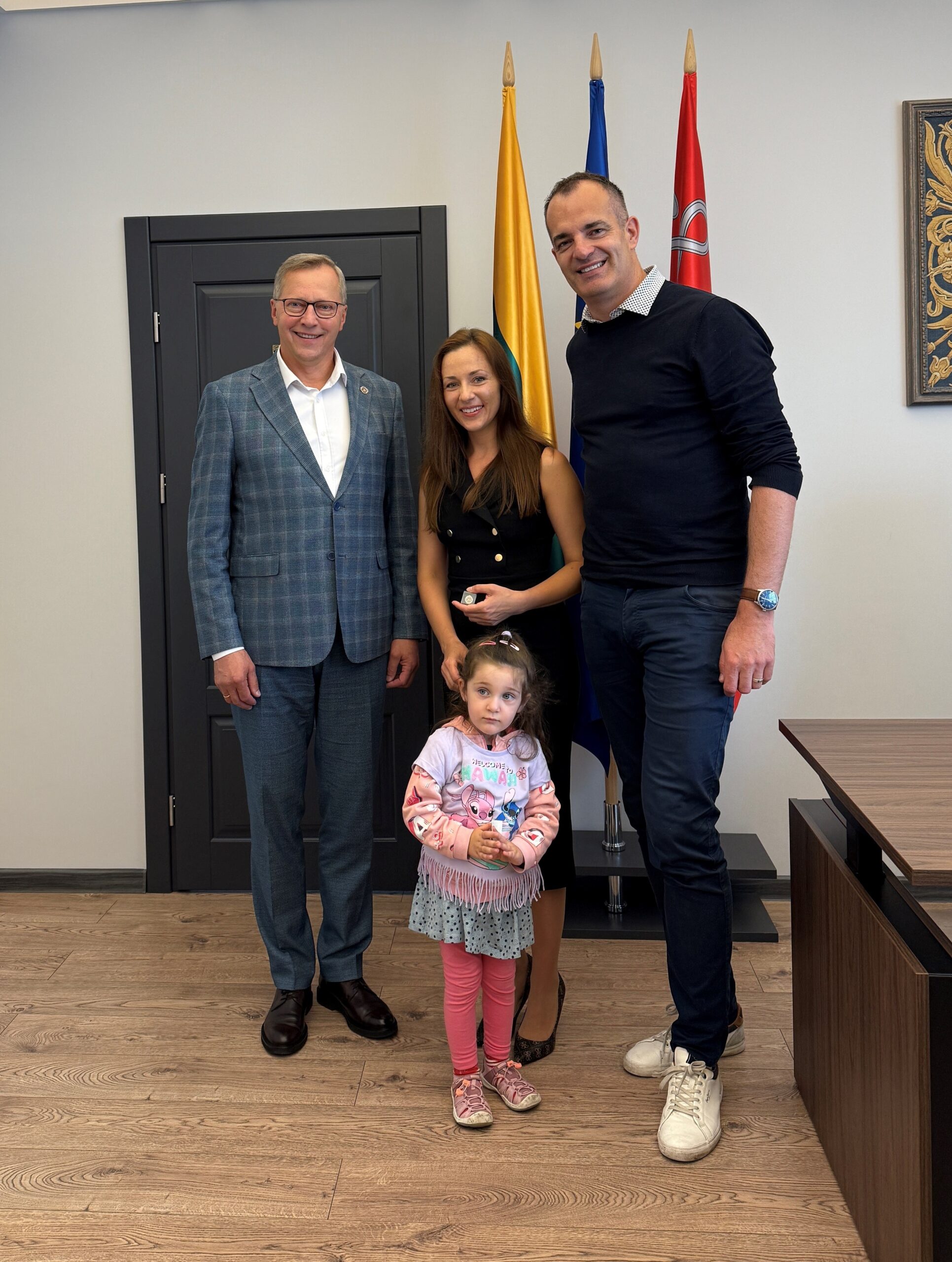 Savivaldybėje Inesai Ašmantaitei įteiktas Garbės ambasadoriaus ženklelis