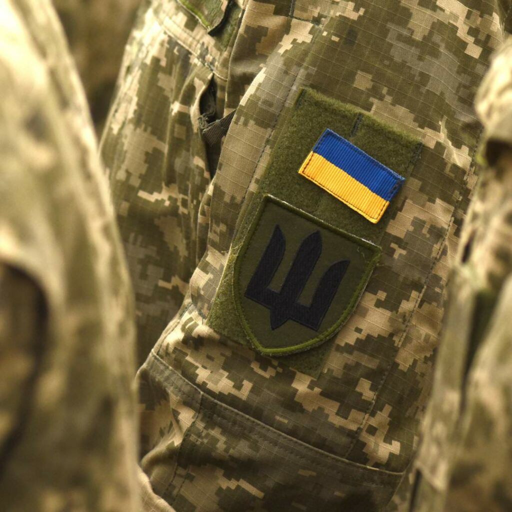 Ukrainos vėliava ant kario uniformos