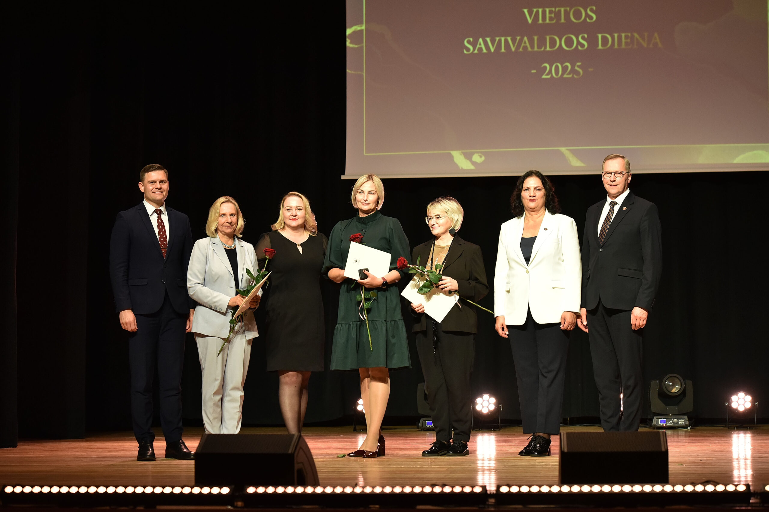 Pasveikinti darbuotojai, savivaldoje dirbantys 20 metų
