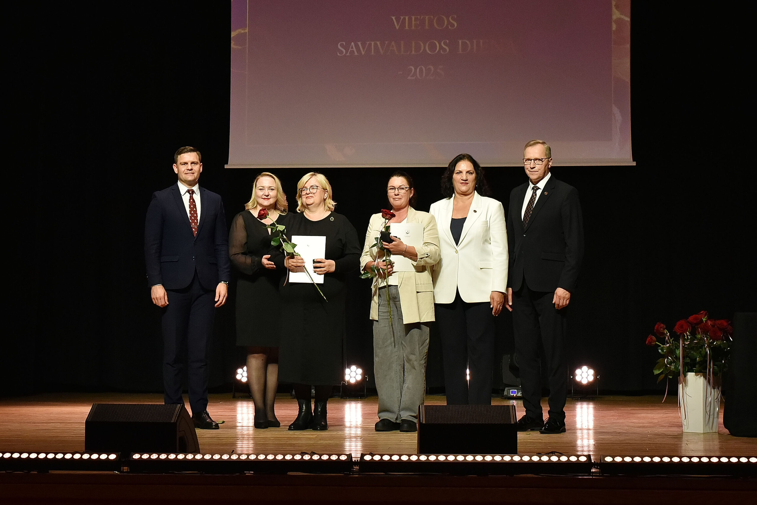 Pasveikinti darbuotojai, savivaldoje dirbantys 25 metus