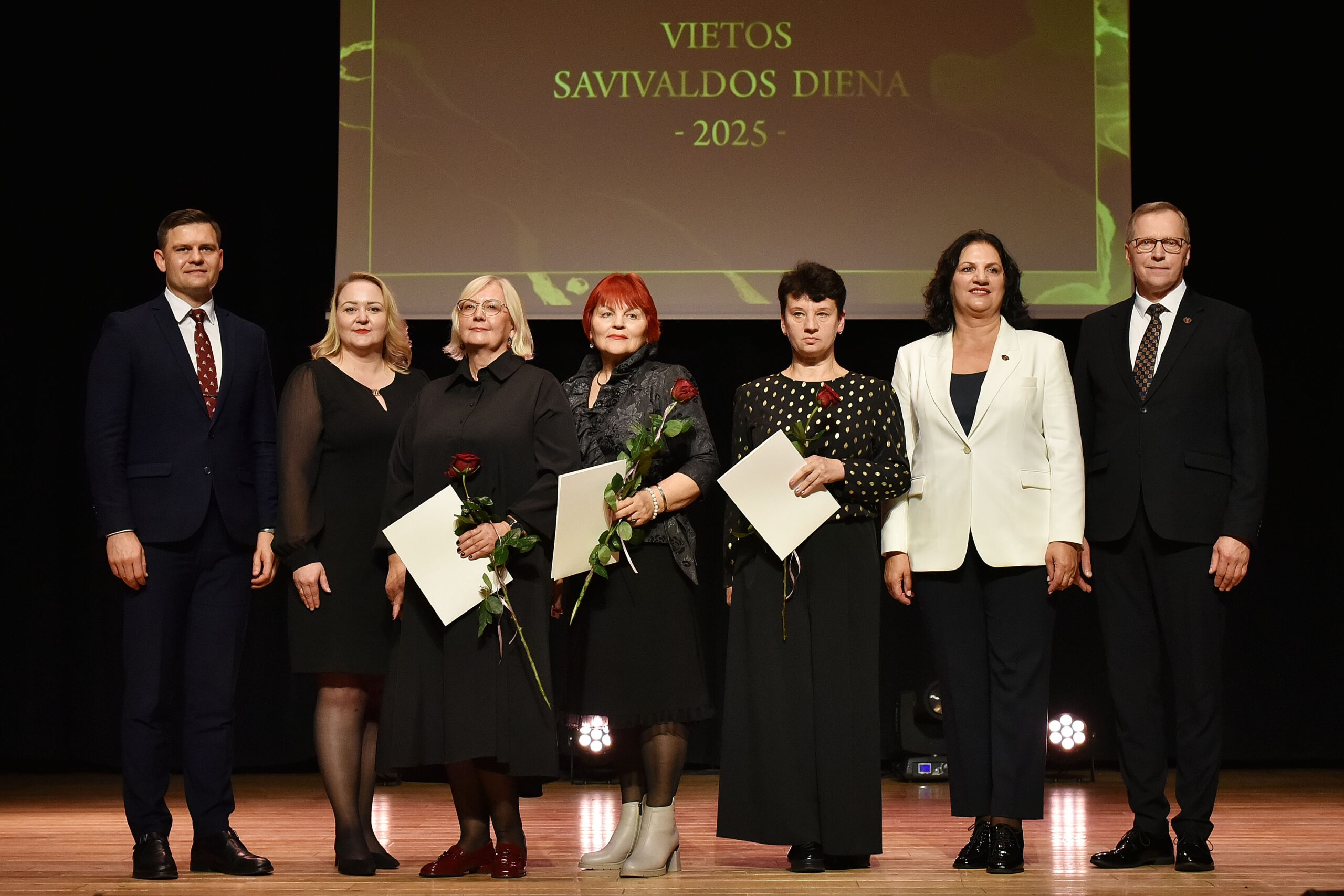 Pasveikinti darbuotojai, savivaldoje dirbantys 30 metų