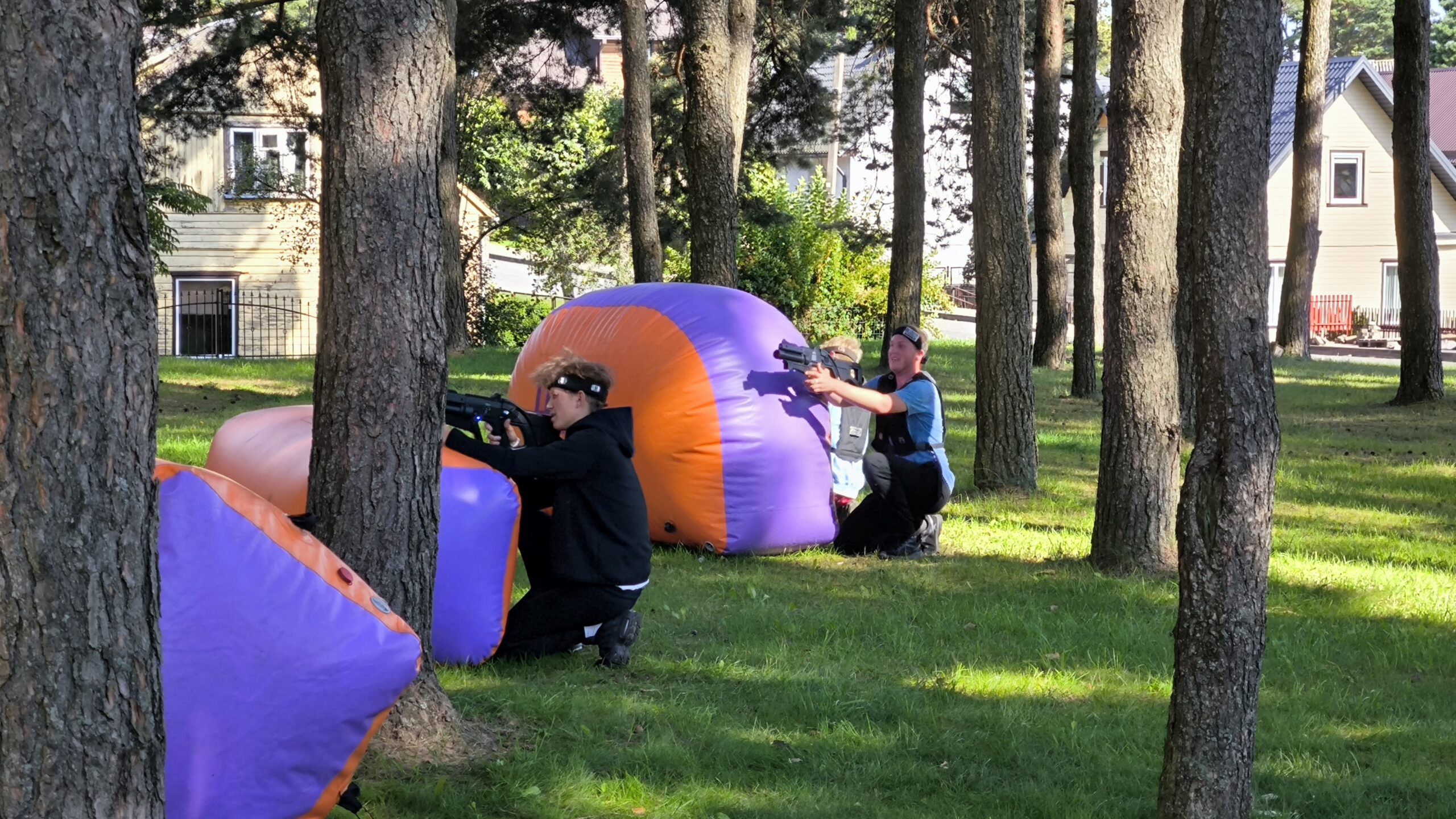 Jaunuoliai dalyvauja „Laser Tag“ iššūkyje